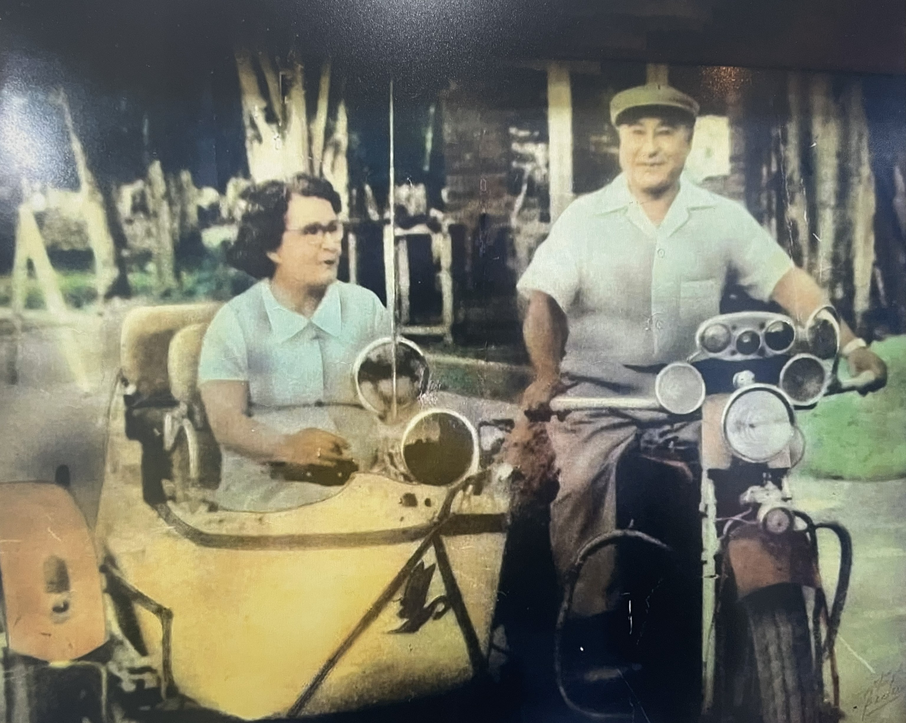 Foto histórica de los fundadores de La Colmena junto a su motocicleta